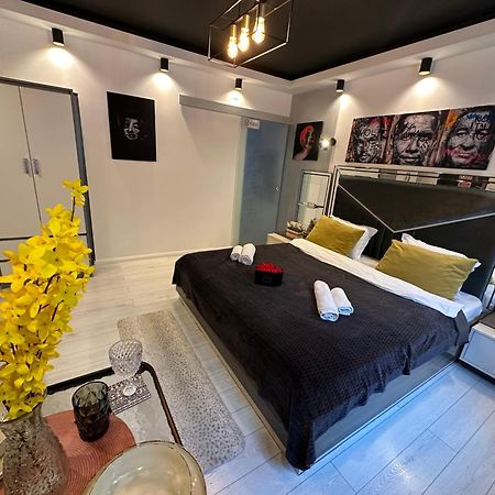 The Fame - Modern Studio In Top Location & Parking Крайова Екстериор снимка