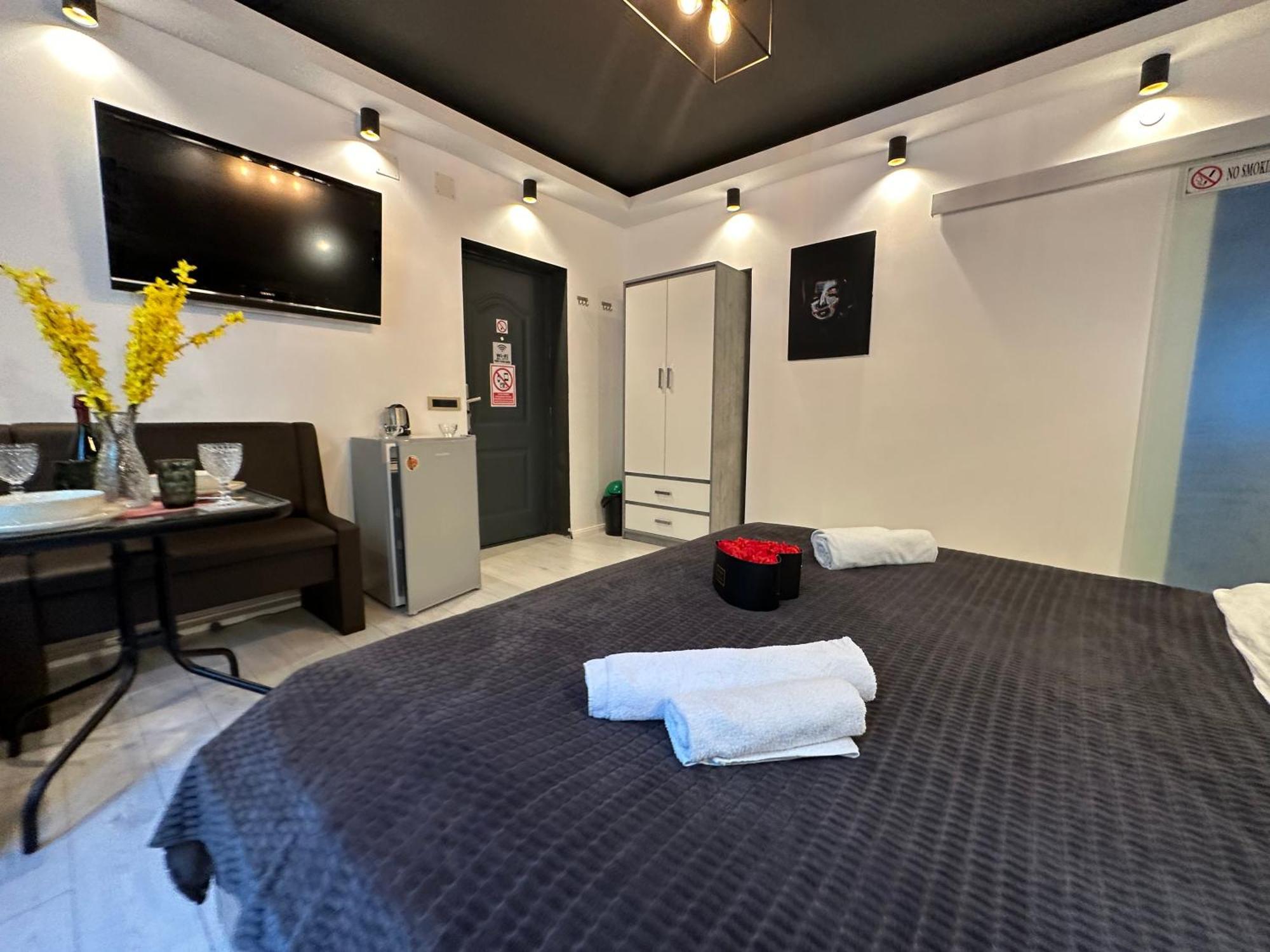 The Fame - Modern Studio In Top Location & Parking Крайова Екстериор снимка