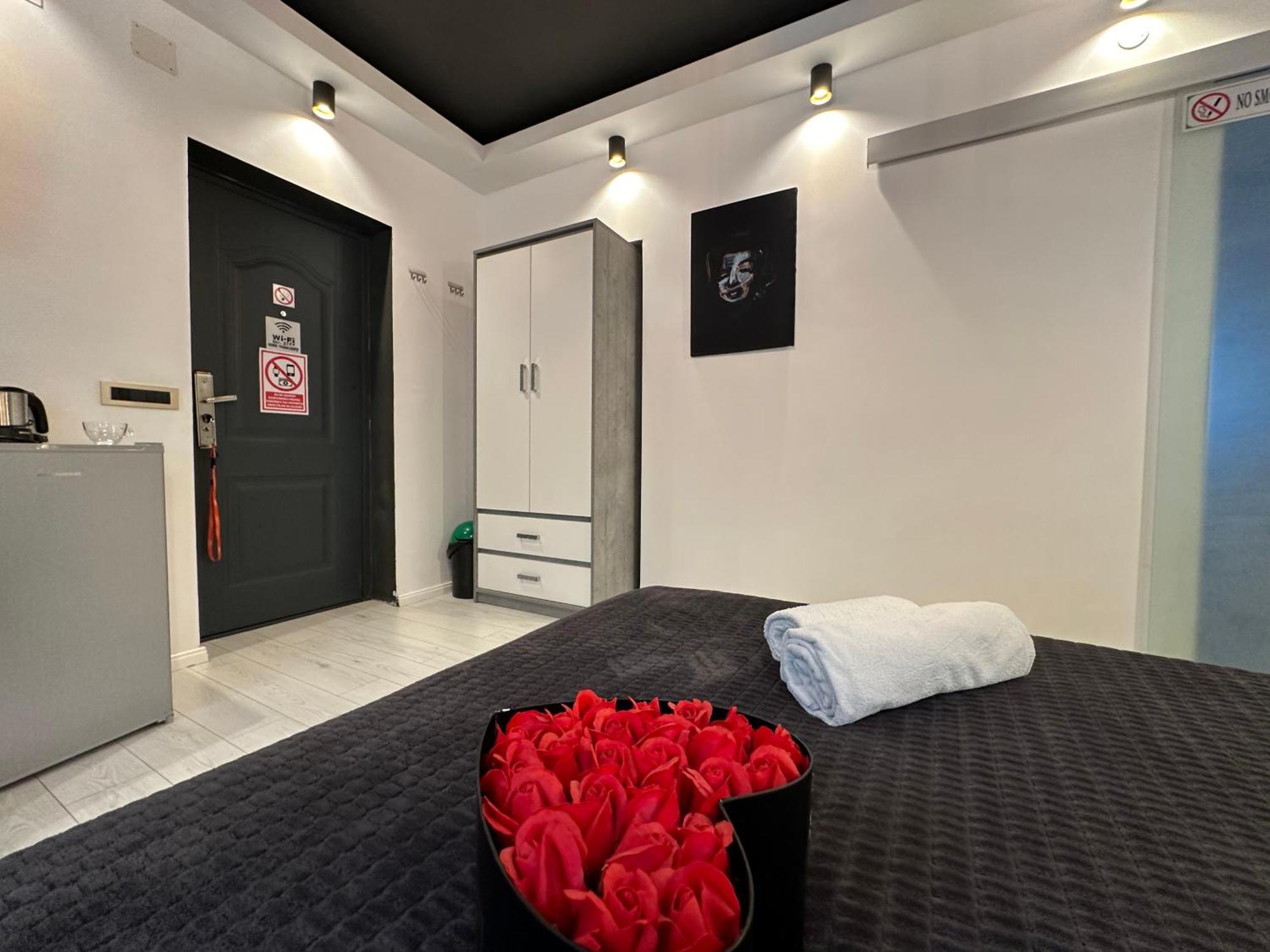 The Fame - Modern Studio In Top Location & Parking Крайова Екстериор снимка