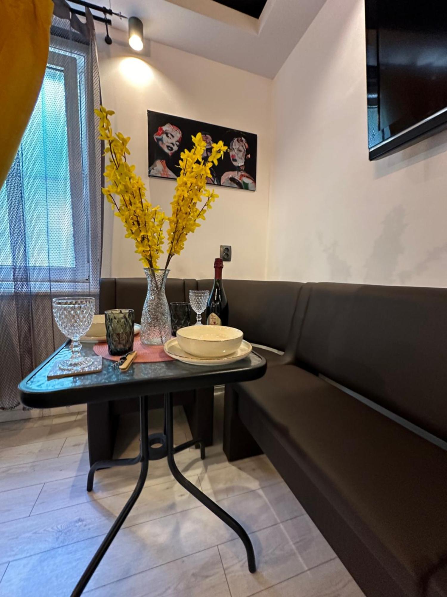 The Fame - Modern Studio In Top Location & Parking Крайова Екстериор снимка